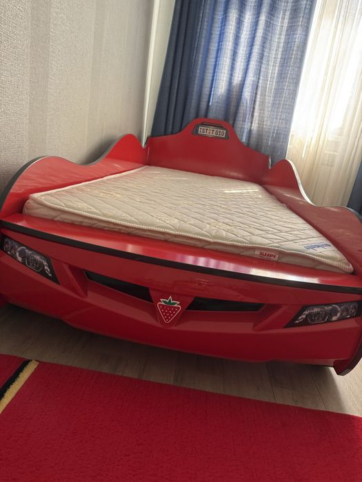 Продам детскую кровать +коврик