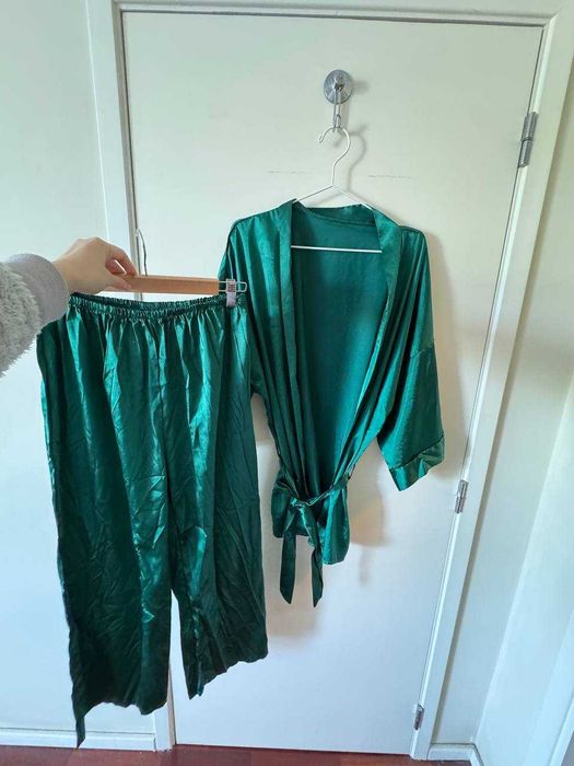 Pijama acetinada verde esmeralda, tamanho M/L