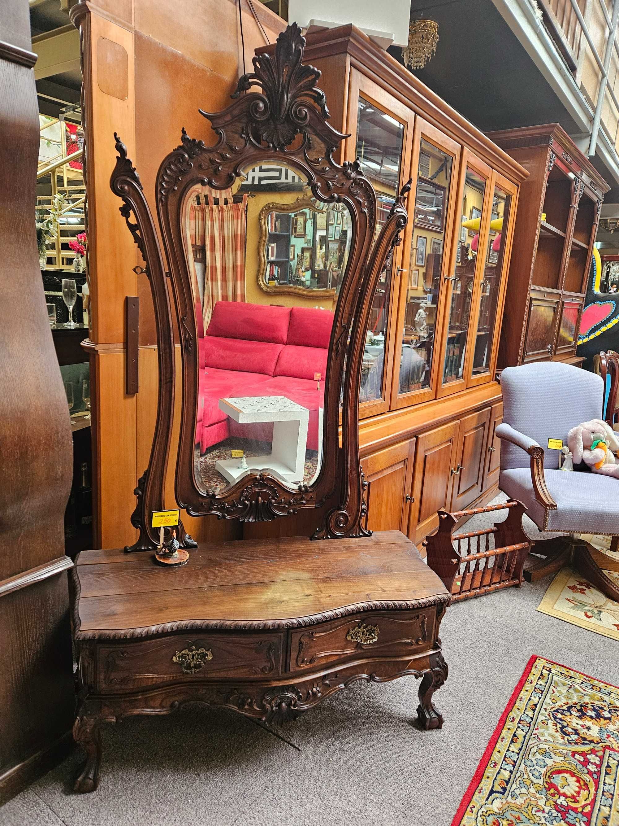 Móvel de quarto antigo em madeira maciça com es