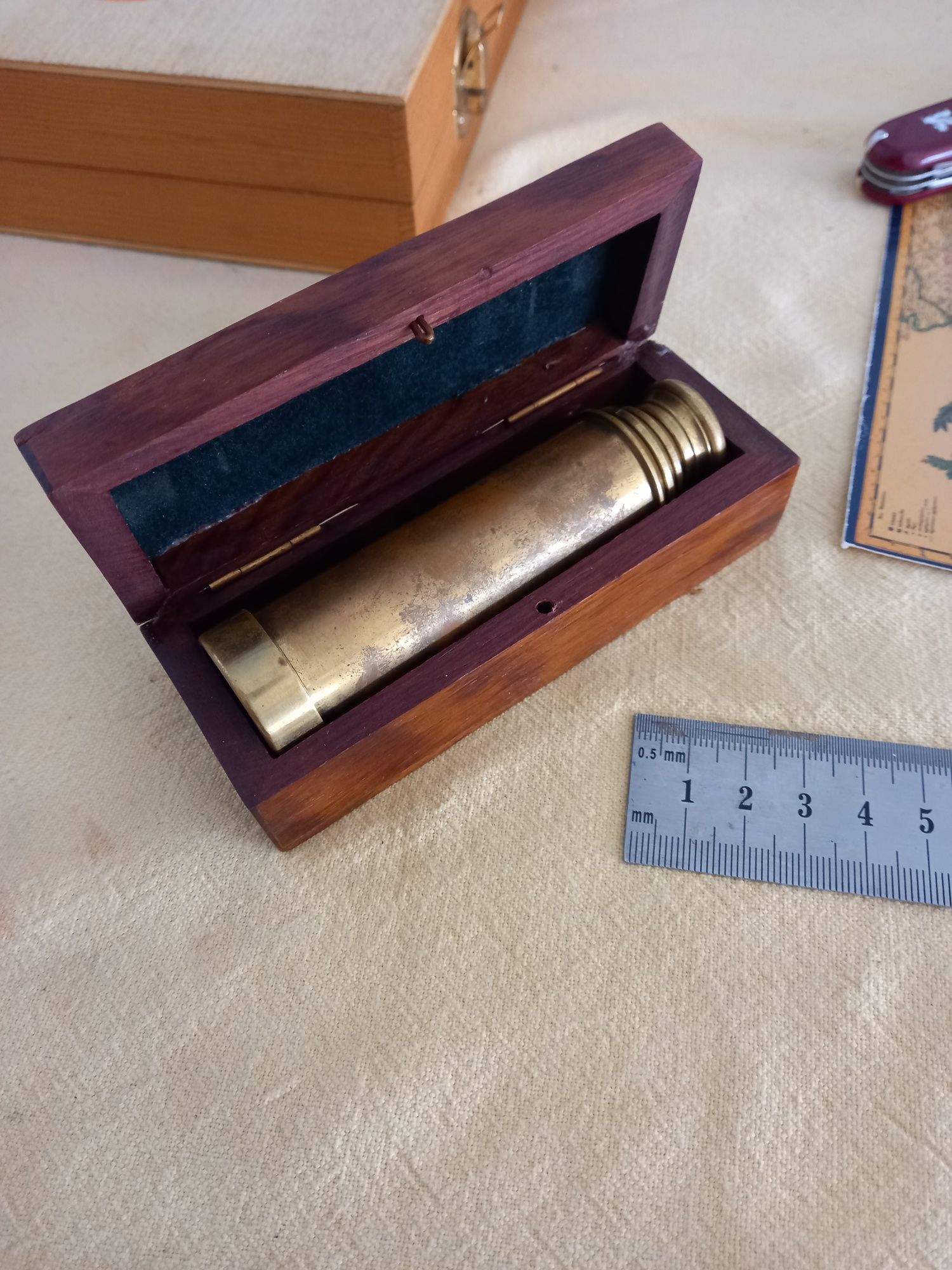 Telescópio com caixa.