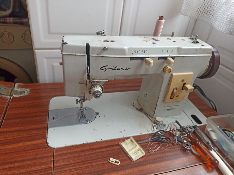 Máquina de costura a trabalhar bem