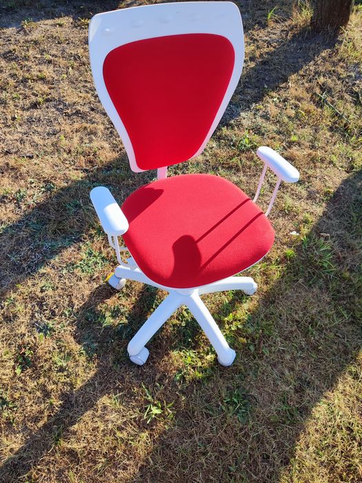 Krzesło obrotowe dla dziecka na kółkach Agata Meble