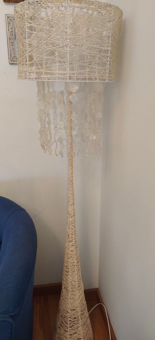 Candeeiro de pé branco.