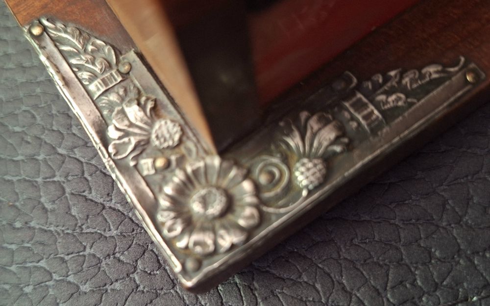 Caixa de cigarros madeira Art Deco com letras e desenhos em prata