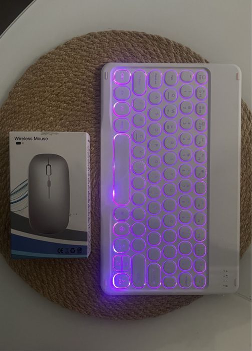 Нова бездротова RGB клавіатура з мишкою
