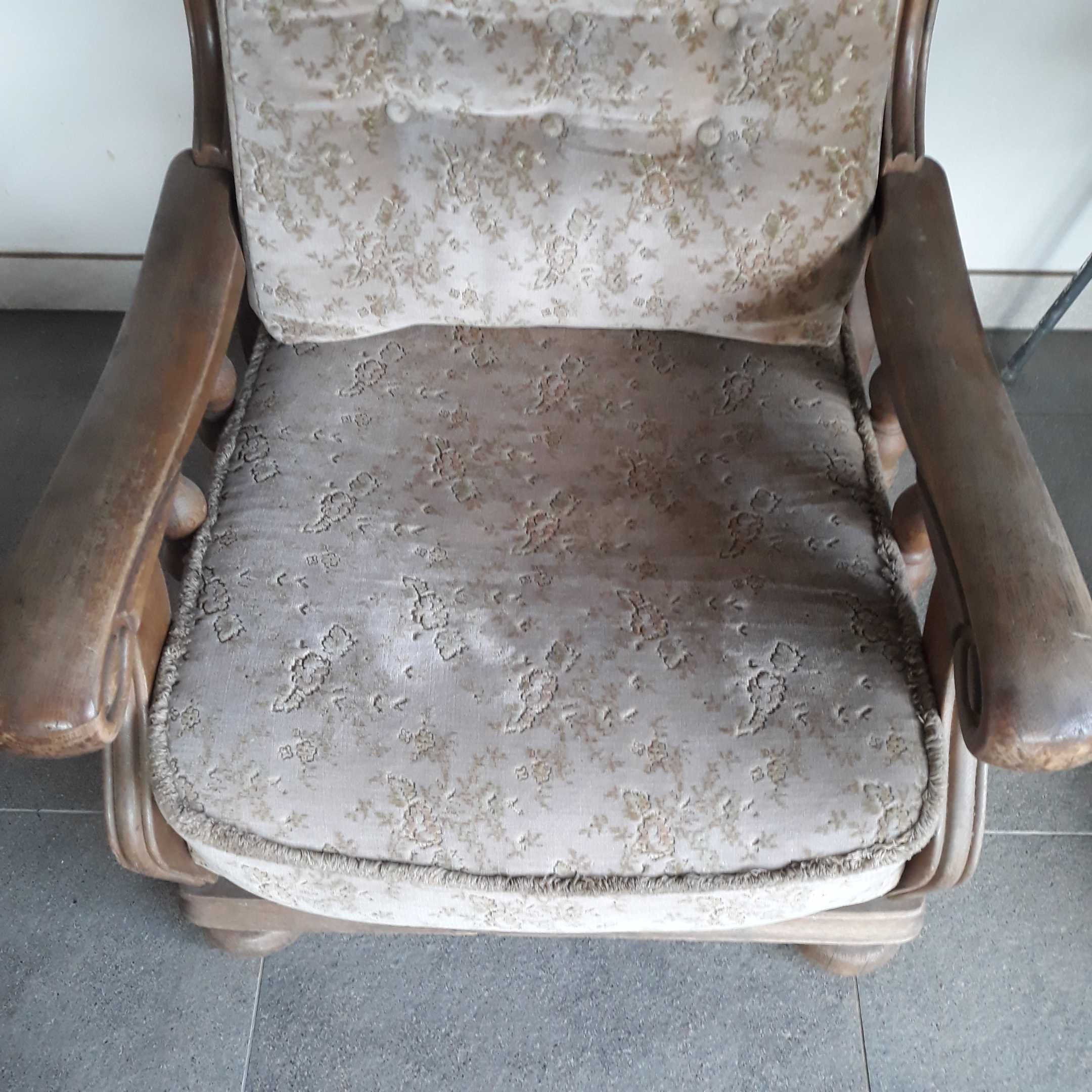 Stary dębowy fotel