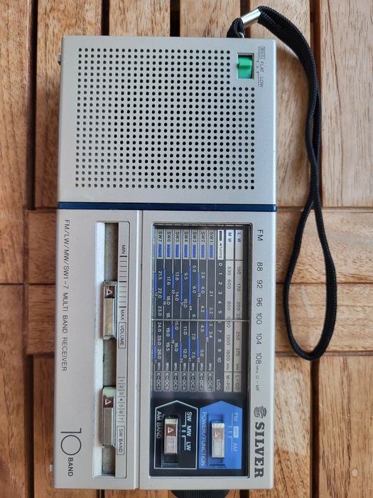 RÁDIO PORTÁTIL RETRO Silver XF2400 - Em Bom Estado