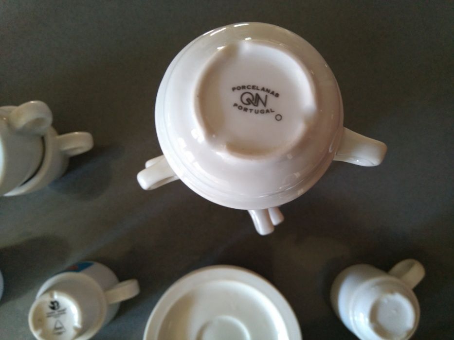 43 peças de chávenas e pires de café