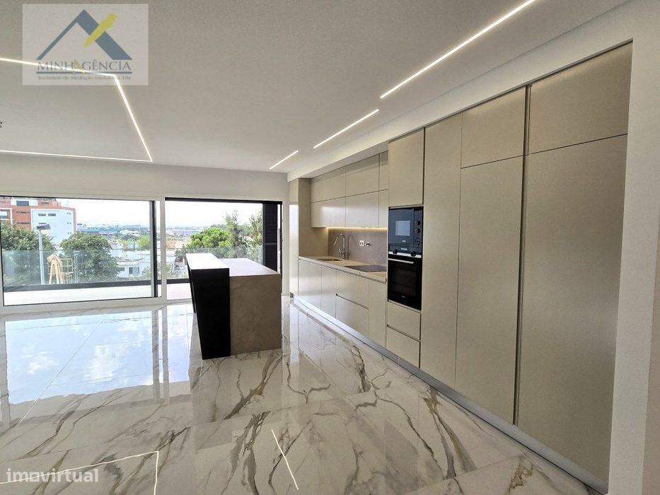 Apartamento T3 com garagem e piscina no Montijo