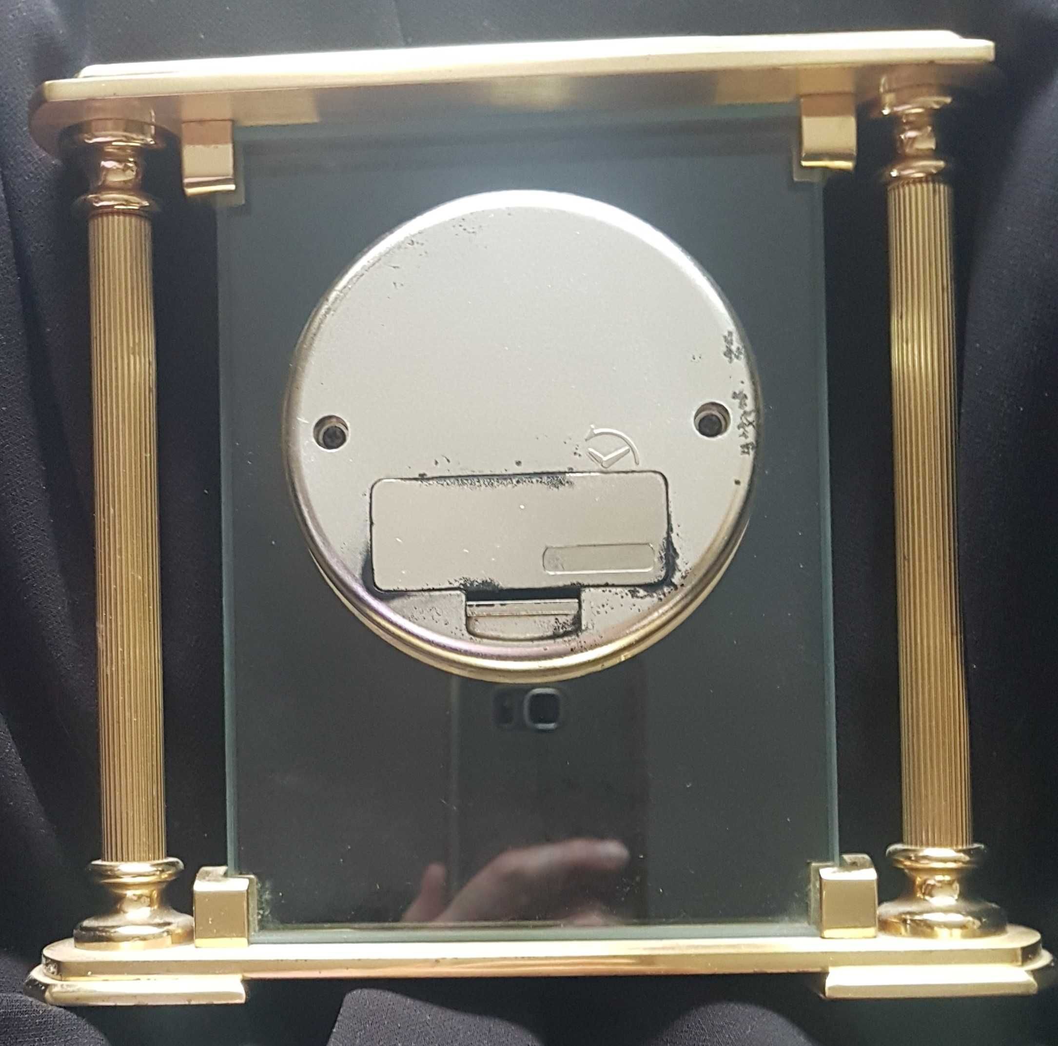 zegar z aluminium na biurko