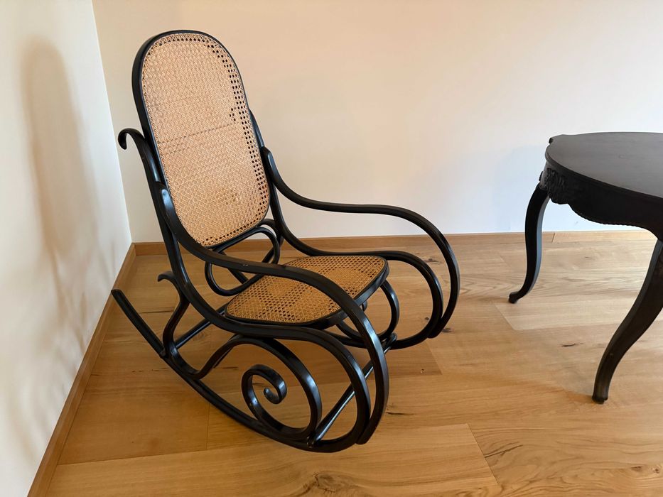 Fotel bujany czarny z wyplotem rattan