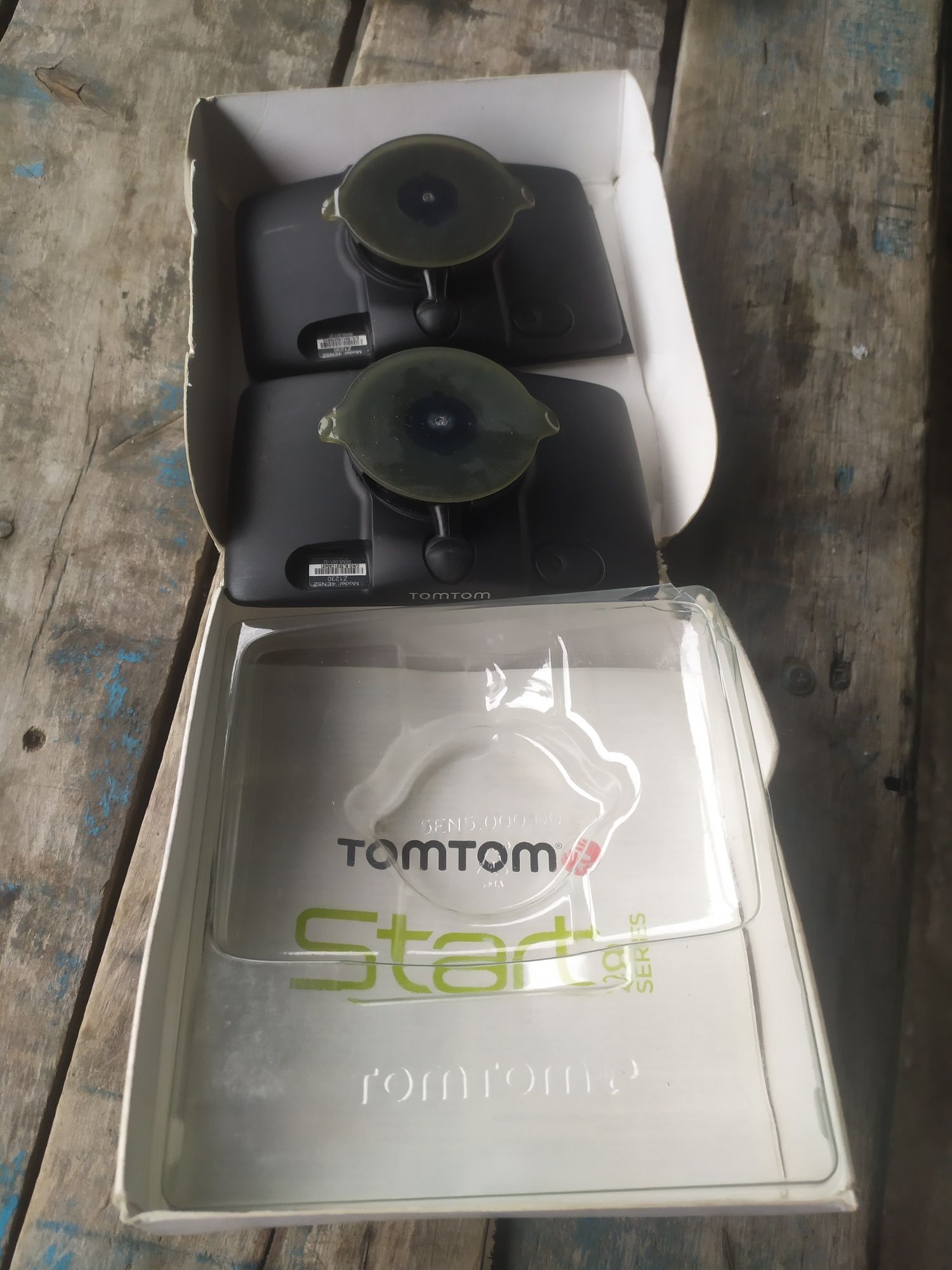 Продам 2 навигатора TOM TOM,Model:4EN52-2шт.