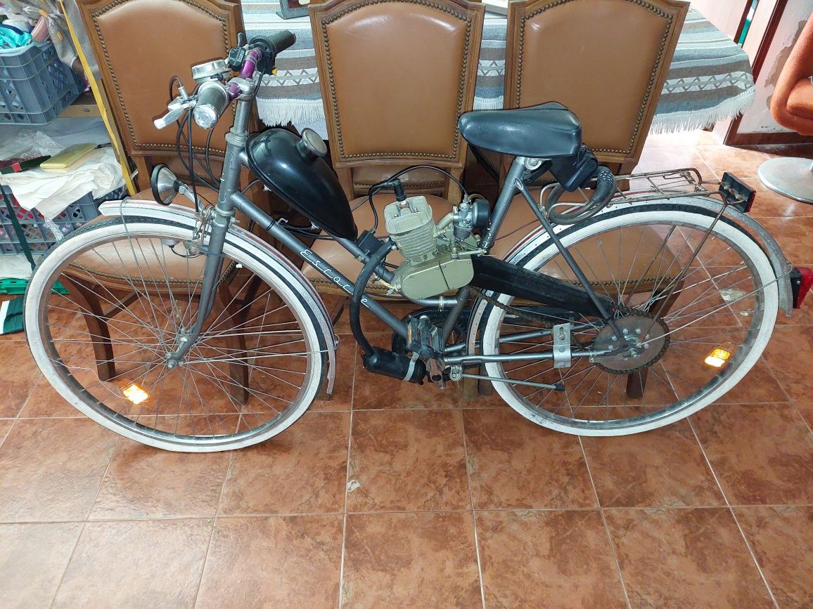 Bicicleta clássica a motor