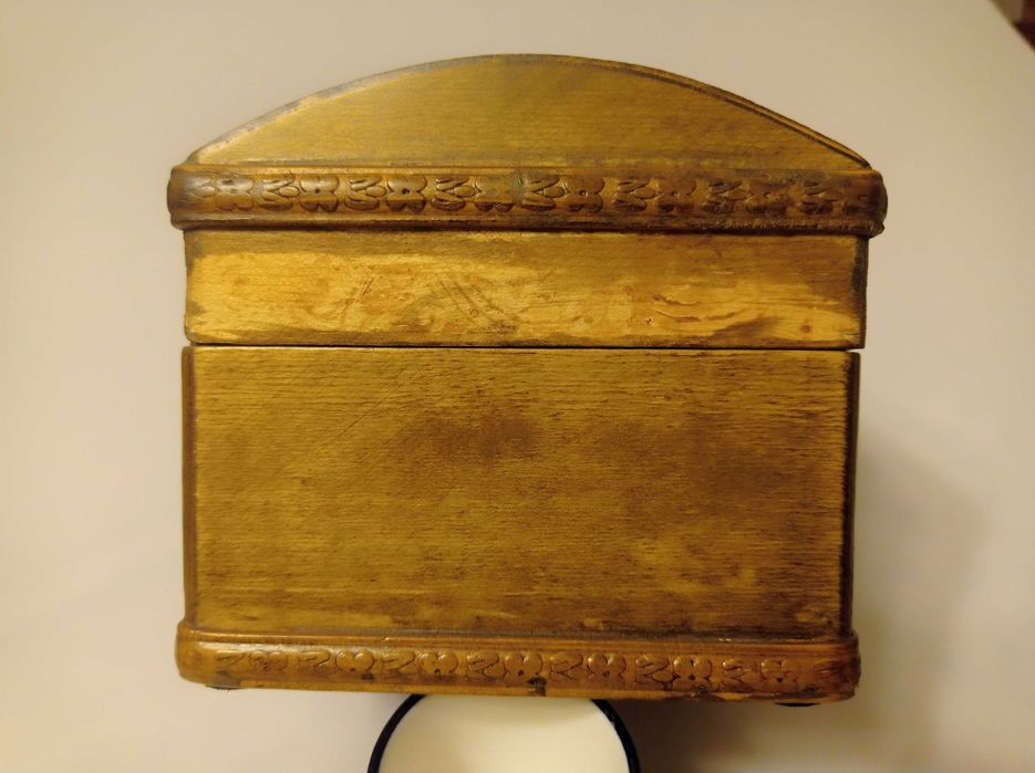 antyczne drewniane pudełko