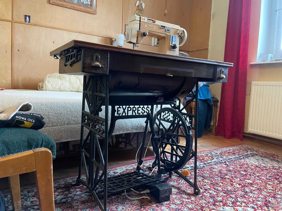 Maszyna do szycia Predom Łucznik na stoliku z maszyny Express
