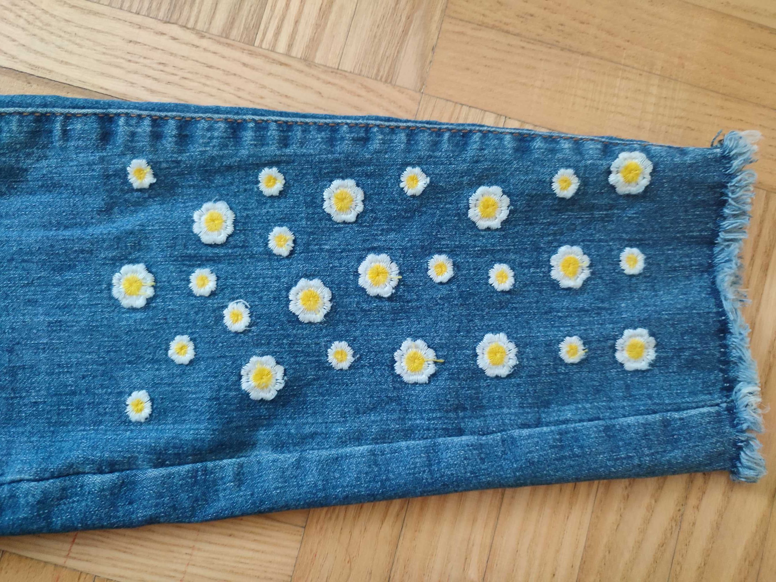 Spodnie dżinsy rurki regular niebieskie z haftem kwiaty s 36 janina