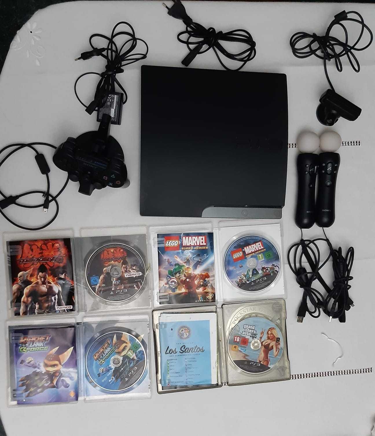 PS3 com comandos e jogos