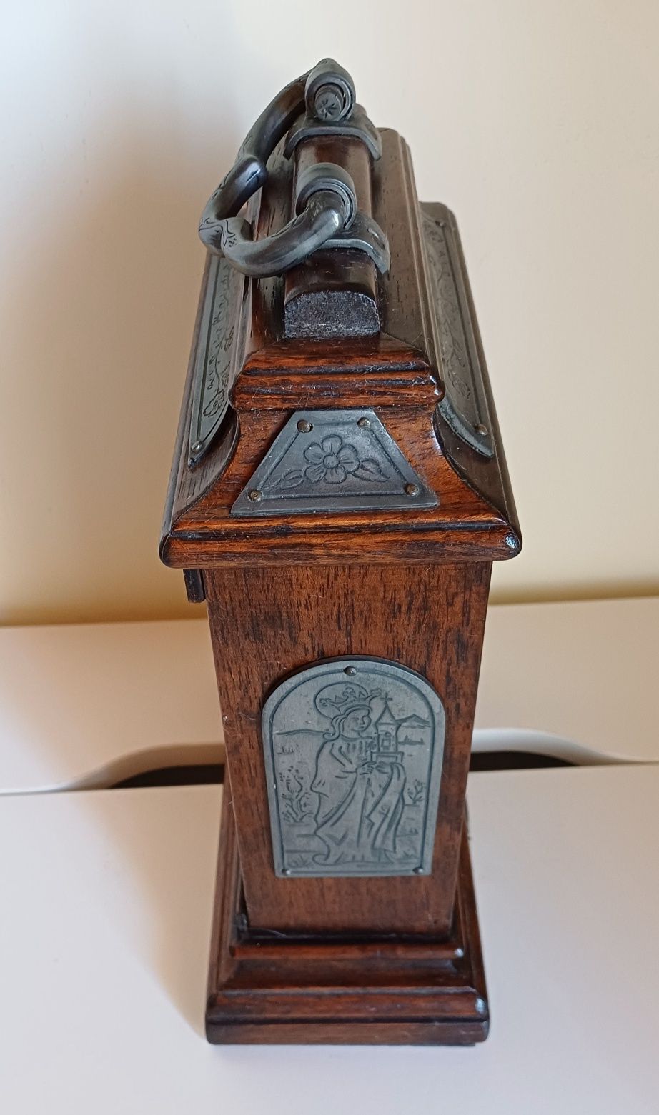 Relógio de madeira e estanho