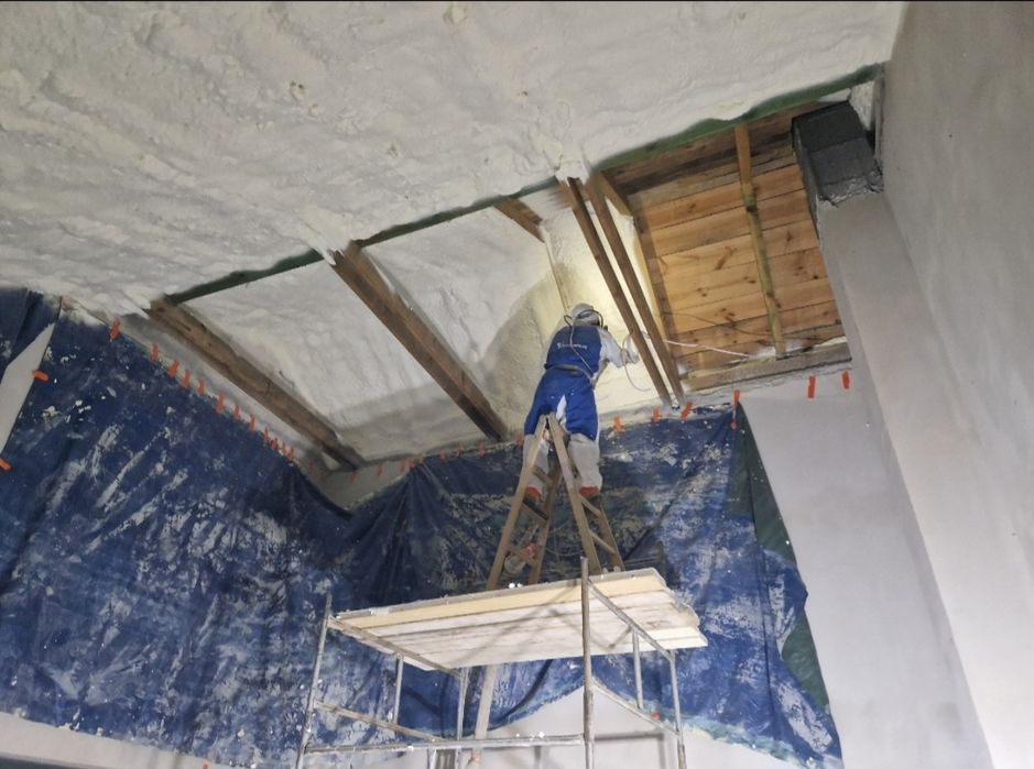 Ocieplenie poddasza Piana PUR Ocieplanie Pianka PUR Izolacje poddasza