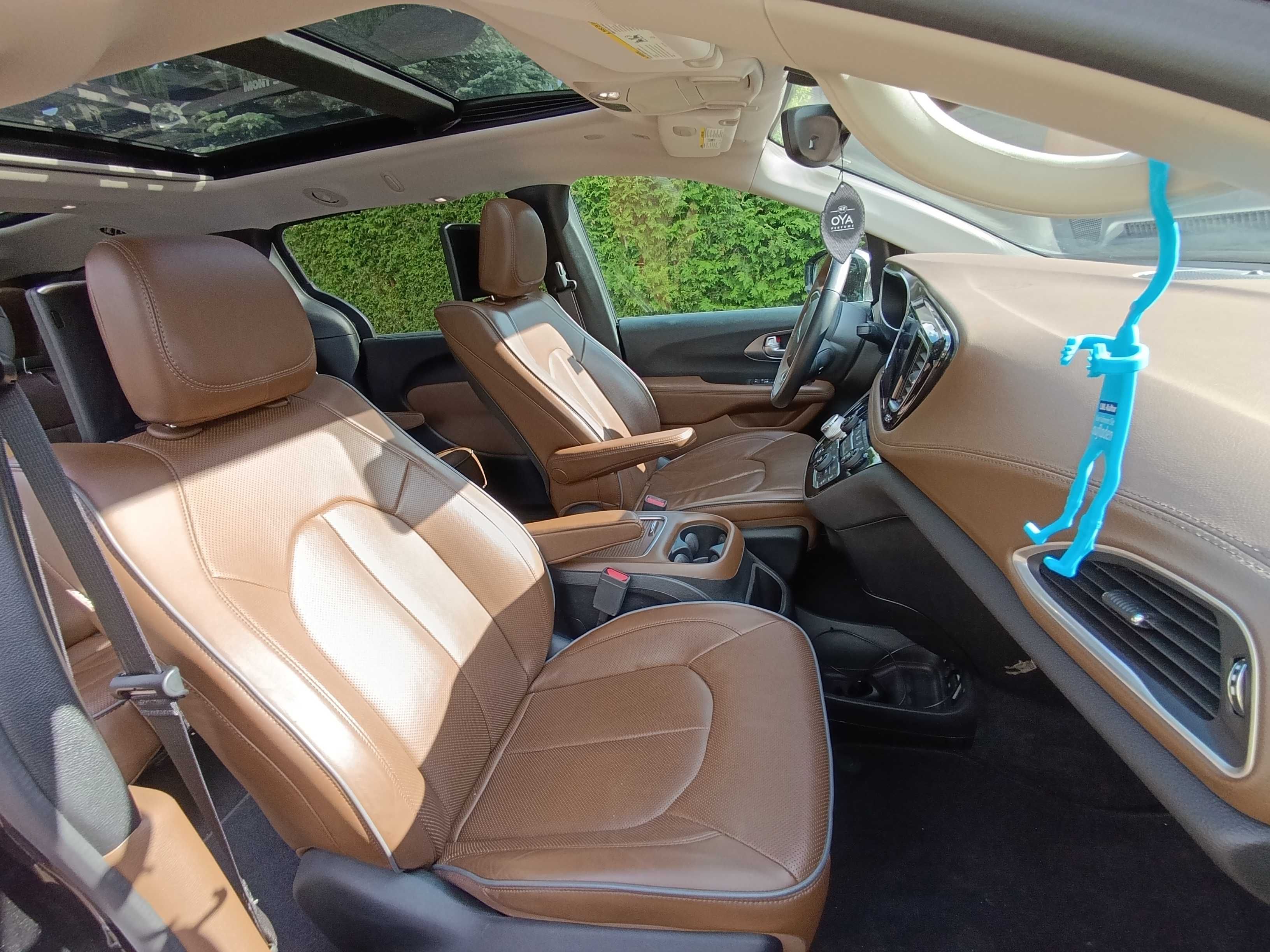 Wynajem samochodu Chrysler Pacifica Limited