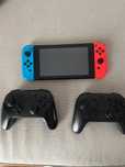 Nintendo Switch desbloqueada e com dois comandos Pro