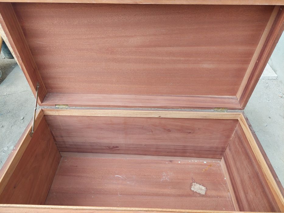 Baú em madeira maciça trabalhado