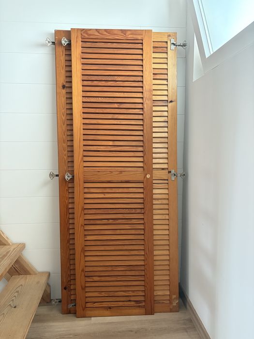 Portas ripadas de roupeiro em madeira maciça