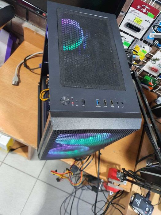 Корпус полноразмерный ATX Qube QB бок стекло. 2 вент 200 мм и 120 ARGB