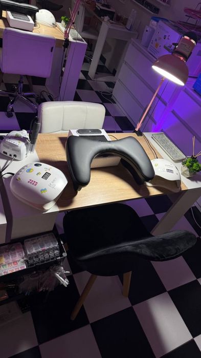 Місце для майстра манікюру,  окремий кабінет для лашмейкера,