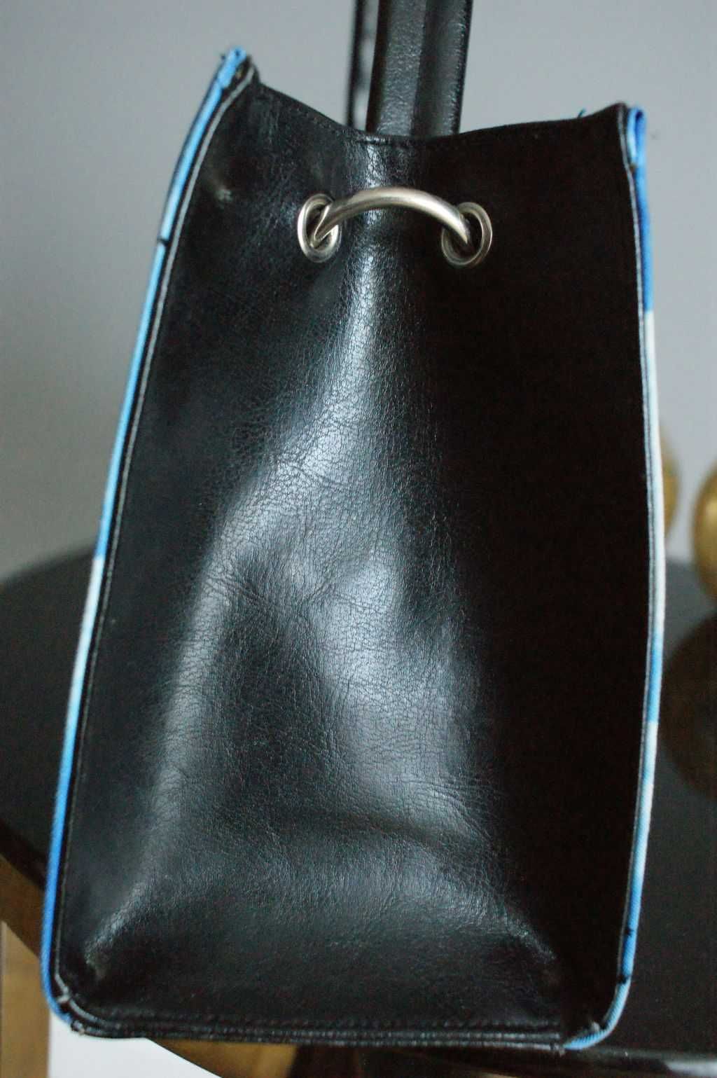 Torebka elegancka kuferek do ręki z Marilyn Monroe niebieska granatowa
