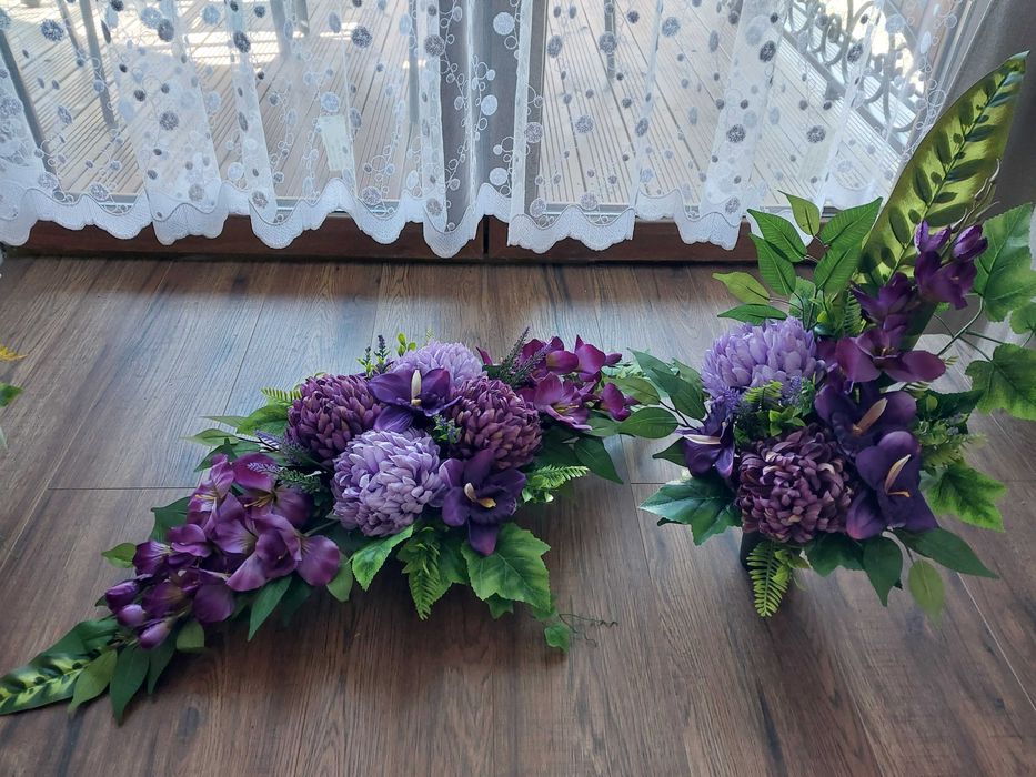 Stroik na cmentarz z chryzantemami i mieczykami z wazonem