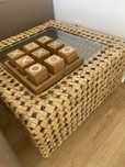 Mesa de centro ou de apoio quadrada com vidroe rattan