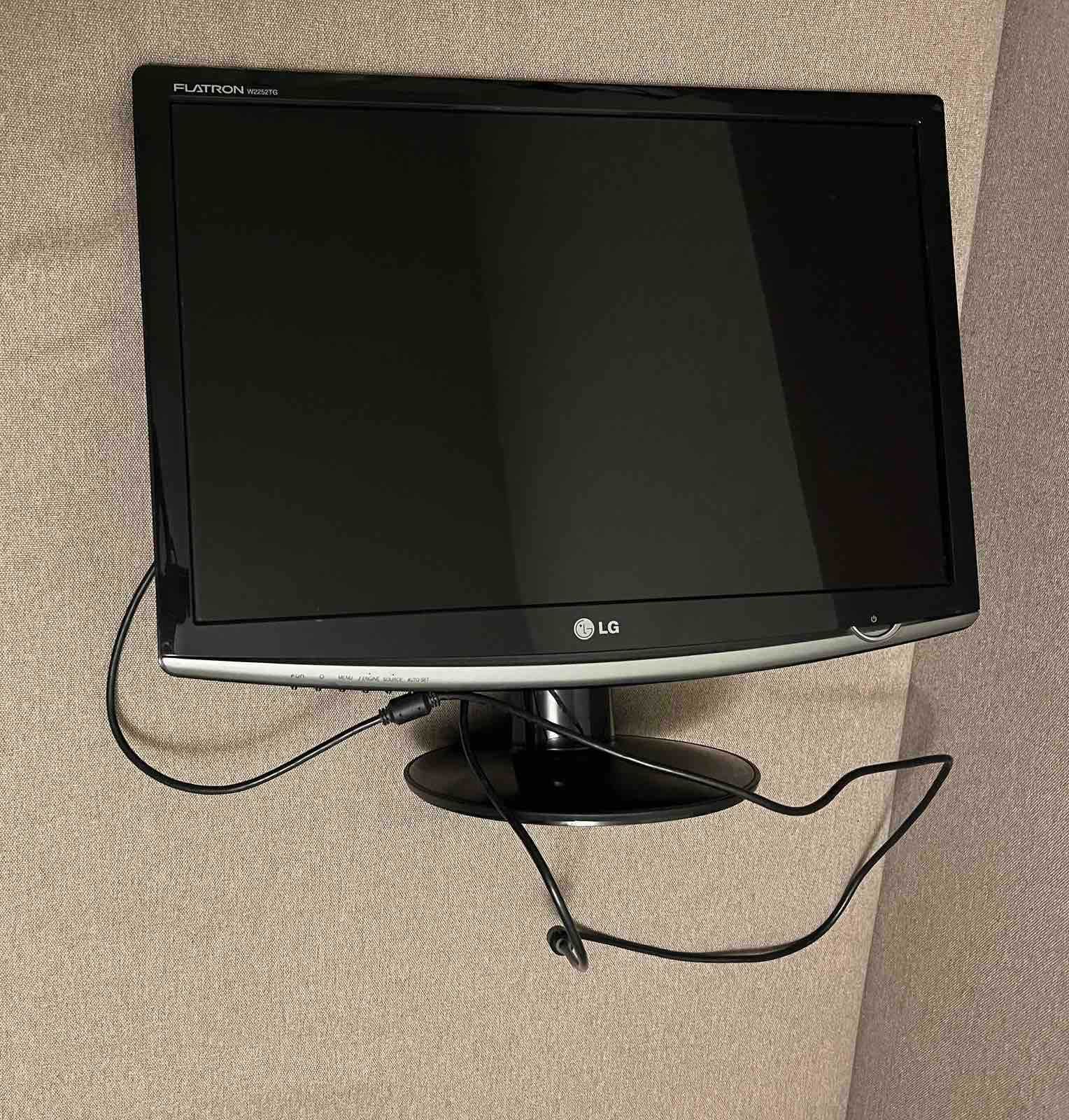 Монитор 22" LG W2252TG-PF Black