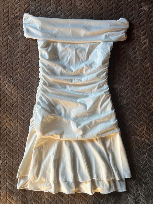 Vestido branco com folhos da Bershka