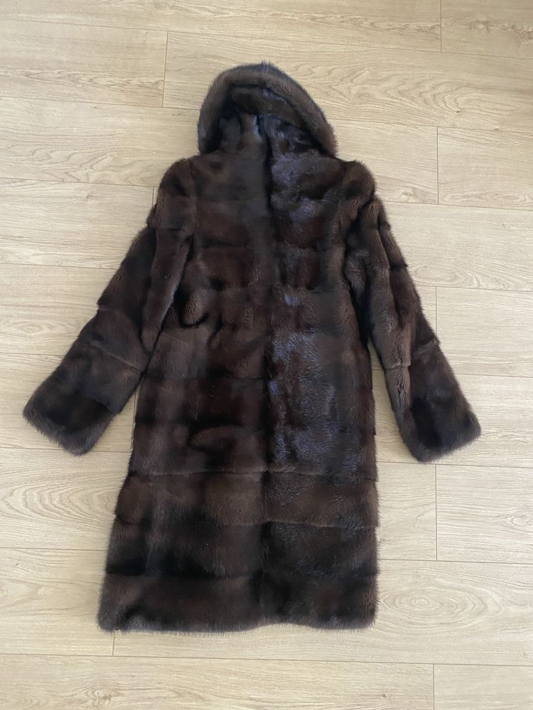 Норкова шуба, коричневого кольору