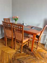 Duży stół rodzinny z krzesłami