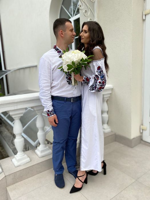 Вишите плаття та чоловіча сорочка