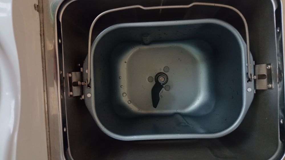 Хлібопічка  економна 715W TCM