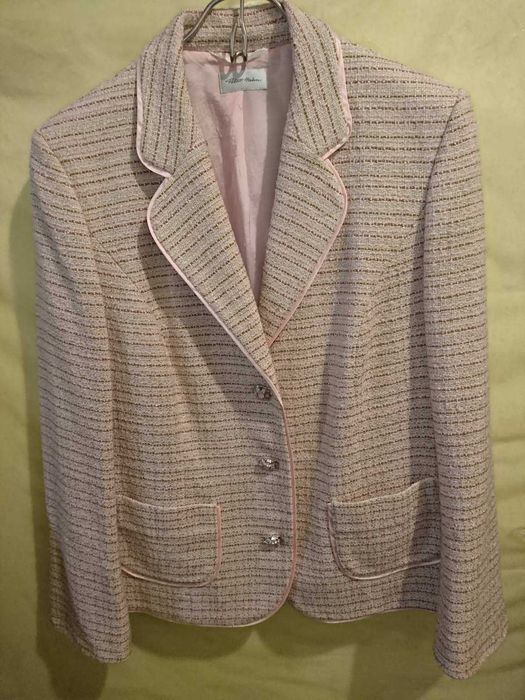 Костюм жіночий класичний світлорожевого відтінку. Як новий