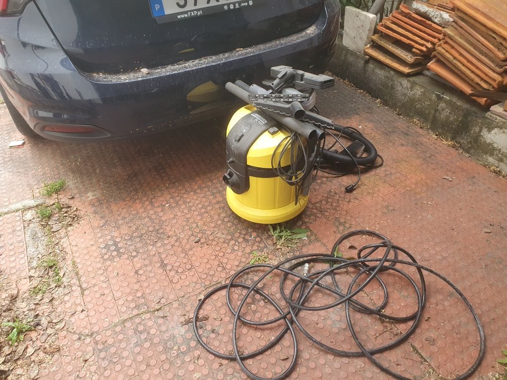 Maquina de lavagem de estofos marca  Karcher SE4001