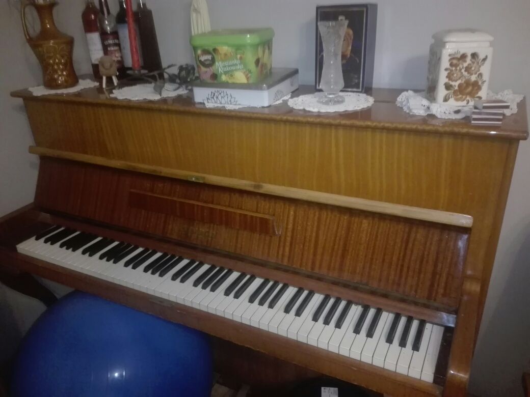 Sprzedam pianino firma Legnica