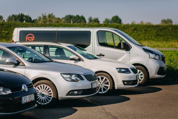 Wypożyczalnia wynajem samochodów aut 9 osobowych busów busa wypożycz