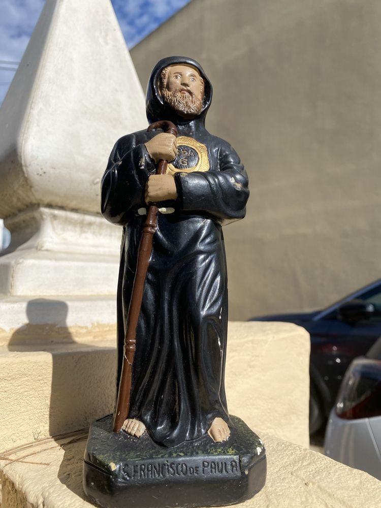 Lote de 9 Estatuetas Religiosas – Santos em Resina e Barro