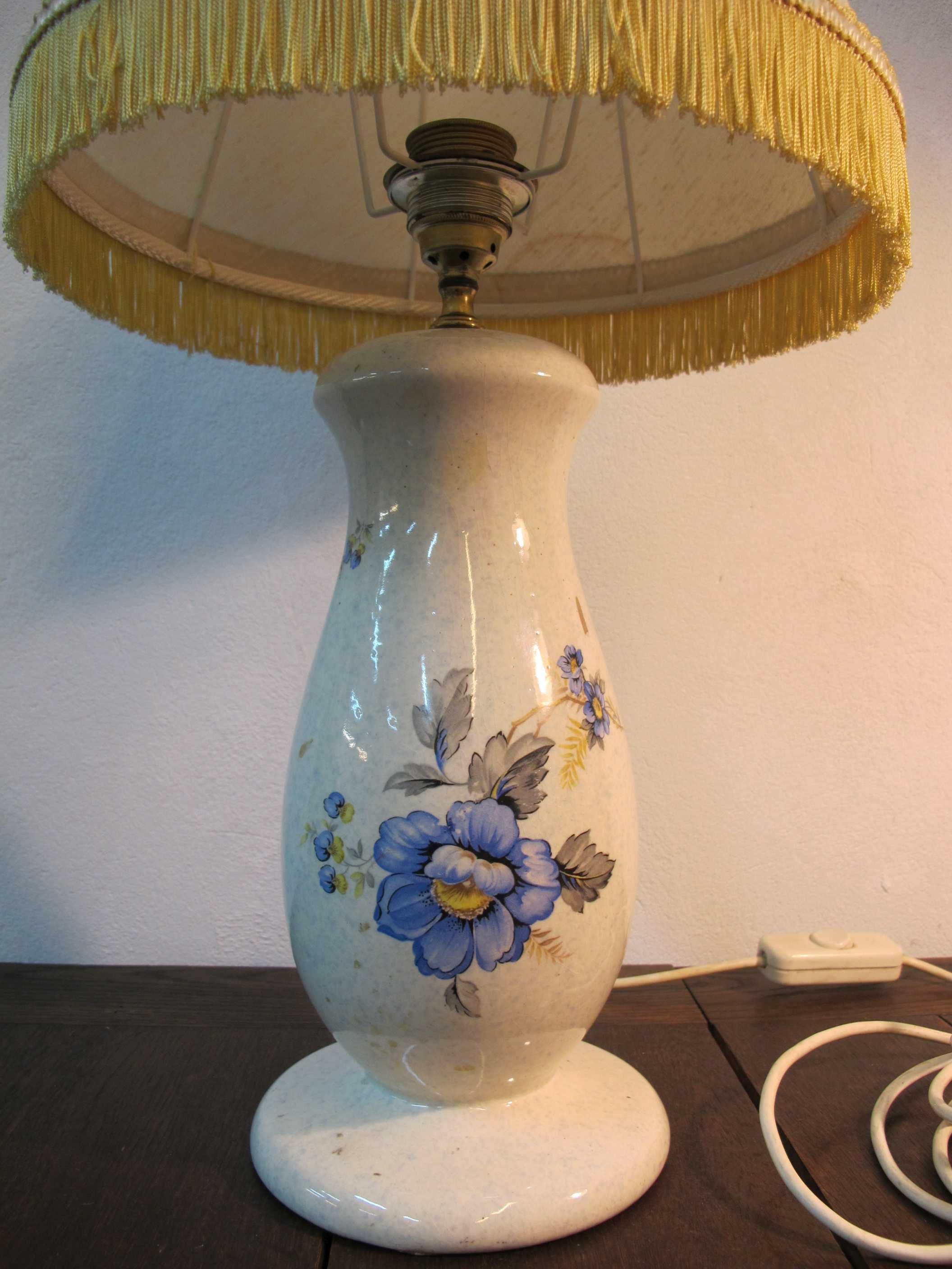 Lampa stołowa ceramiczna niebieskie kwiaty z abażurem z frędzlami