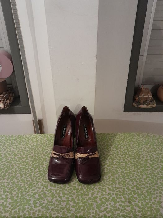 Vendo Sapatos de Senhora HELSAR muito bonitos como novos