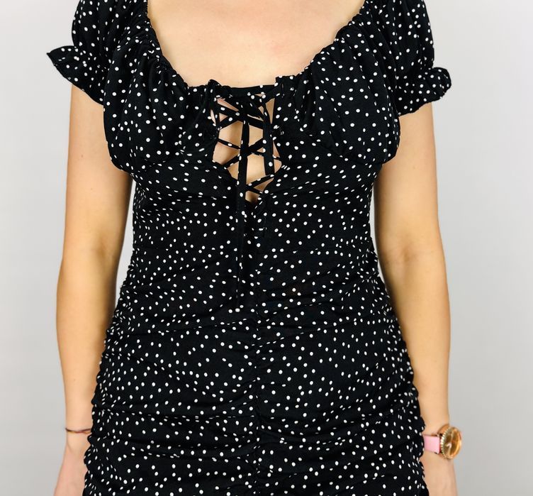Czarna sukienka mini w białe groszki z wiązaniem i falbankami S 36