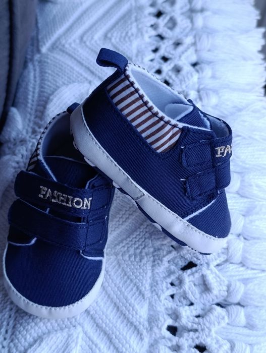 Sapatinho azul e branco para bebé