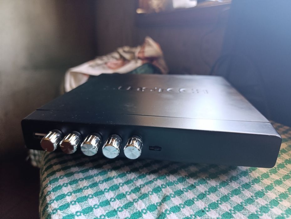 Mini amplificador de potência digital, em muito bom estado.