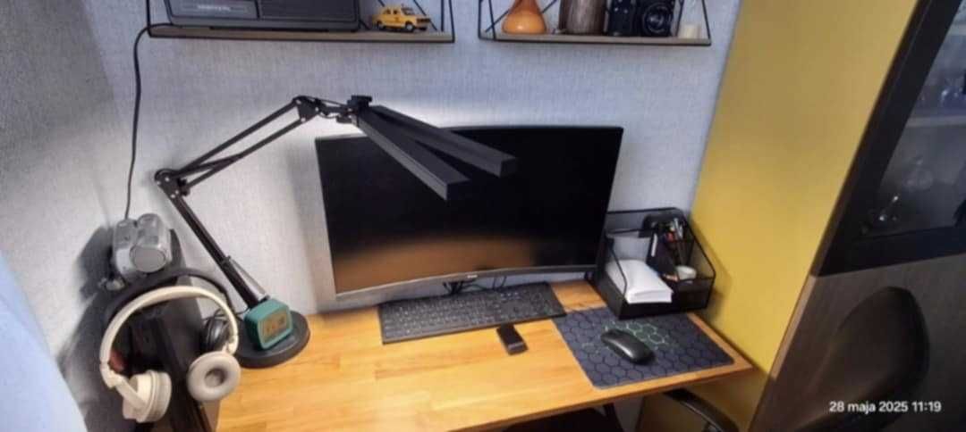Lampa kreślarska LED do biurka z regulacją jasności i barwy.