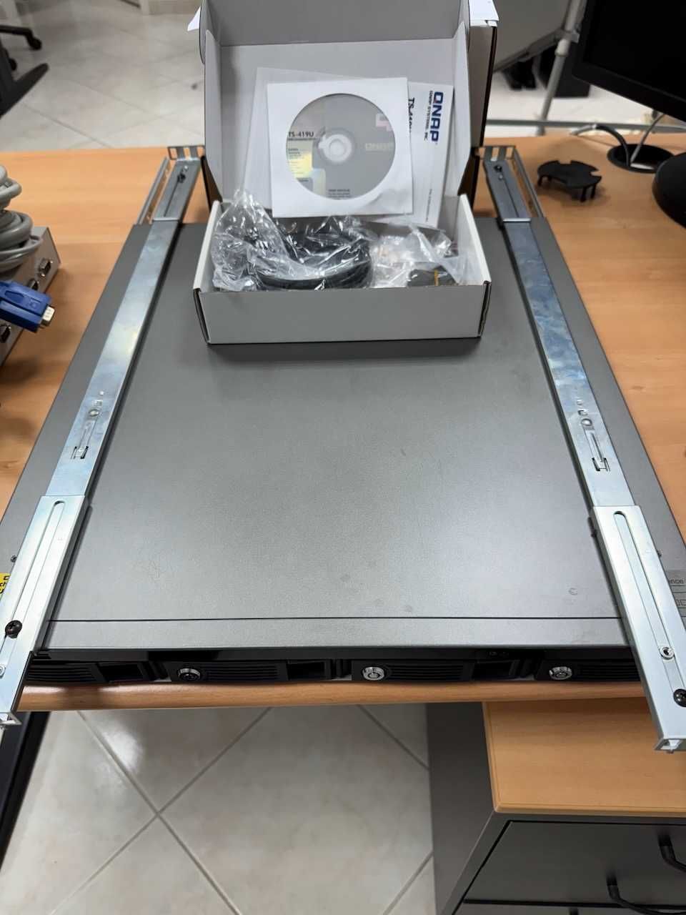 QNAP TS-419U + acessórios Rack + disco 750GB